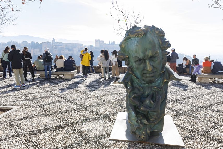 Imágenes de las estatuas y la exposición fotográfica conmemorativa de los Premios Goya en las calles de Granada, el 8 de enero de 2025 en Granada, (Andalucía, España).