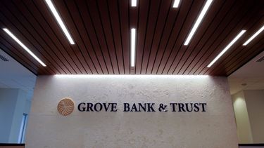 Imagen interior del Grove Bank & Trust.