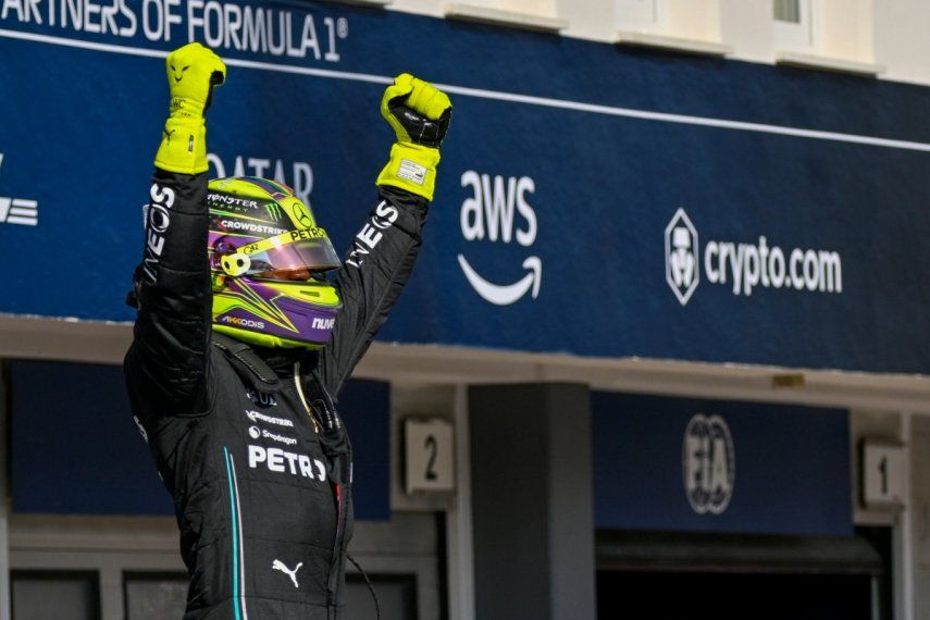 El piloto británico de Mercedes, Lewis Hamilton, celebra tras conseguir la primera posición en la clasificación al Gran Premio de Hungría, el sábado 22 de julio del 2023.