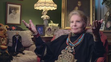En esta fotografía proporcionada por Netflix, el astrólogo Walter Mercado en una escena del documental Mucho Mucho Amor”. 
