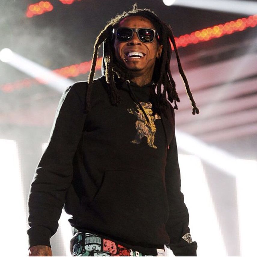 El rapero Lil Wayne saluda al público durante uno de sus conciertos. (INSTAGRAM)