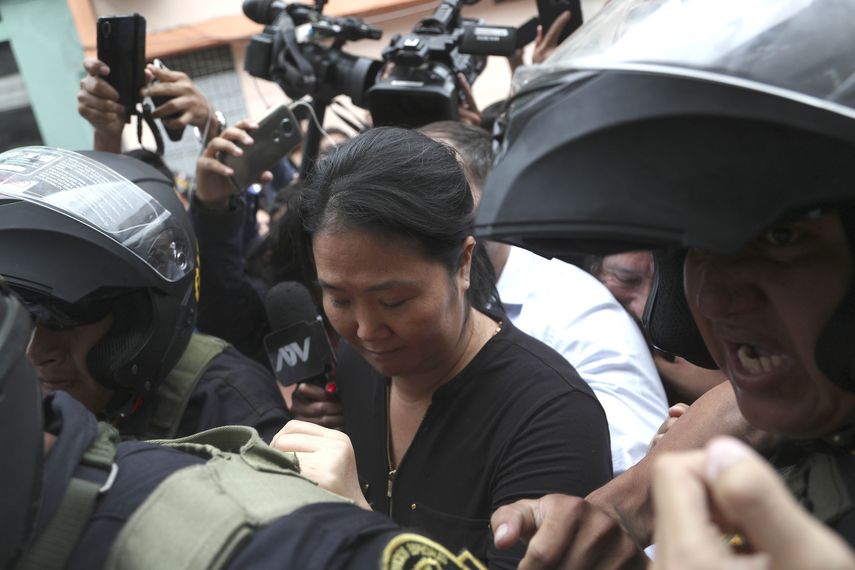 Keiko Fujimori, hija del expresidente Alberto Fujimori y lideresa opositora, es escoltada por la polic&iacute;a en Lima, Per&uacute;, el martes 28 de enero de 2020.&nbsp;