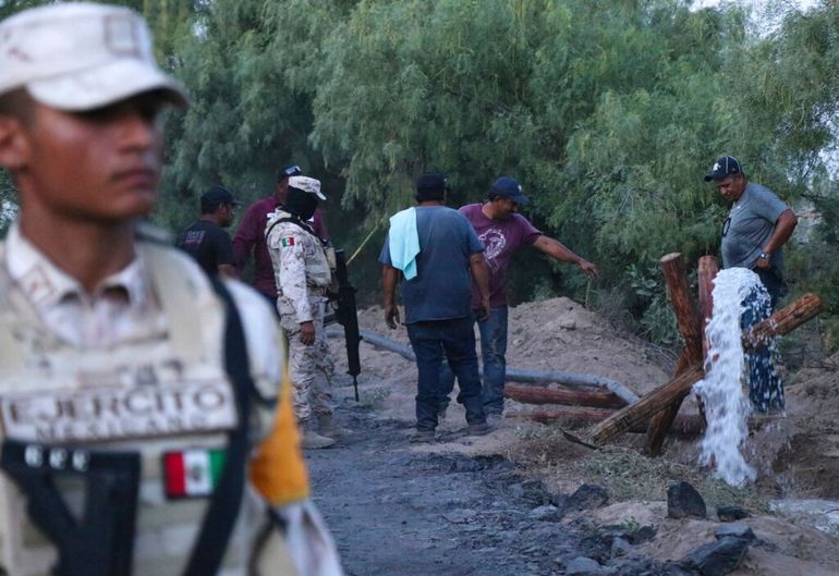 Voluntarios drenan agua de una mina de carbón inundada donde varios mineros quedaron atrapados el jueves 4 de agosto de 2022, en Sabinas, en el estado mexicano de Coahuila. 