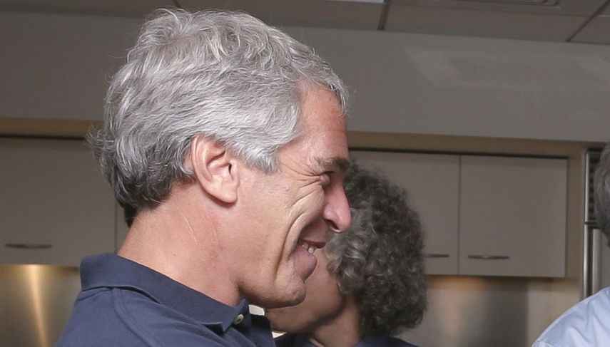 Fotografía de archivo de septiembre de 2004 del magnate neoyorquino Jeffrey Epstein durante un evento social.