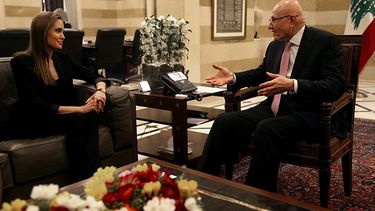 El primer ministro libanés Tammam Salam se reúne con la enviada especial del alto comisionado de las Naciones Unidas para los refugiados Angelina Jolie en el palacio de gobierno en Beirut. (AP)