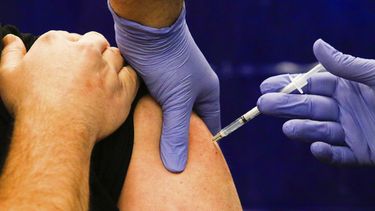 Un trabajador recibe una dosis de la vacuna contra el coronavirus desarrollada por Pfizer y BioNTech en Crown Point, Indiana, el viernes 18 de diciembre de 2020. 