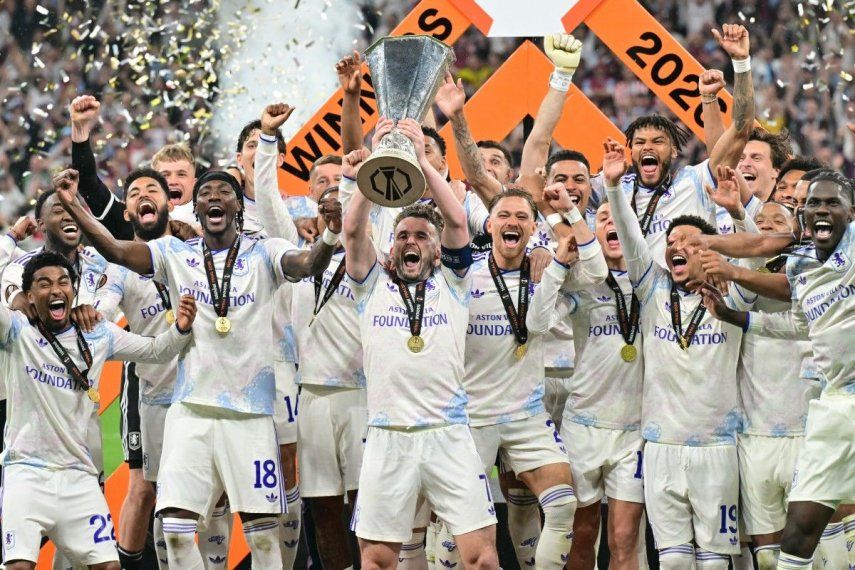 El centrocampista escocés del Aston Villa, John McGinn (número 07), y sus compañeros celebran con el trofeo tras ganar la final de la UEFA Europa League entre el SC Freiburg y el Aston Villa en el Besiktas Park de Estambul el 20 de mayo de 2026.&nbsp;
