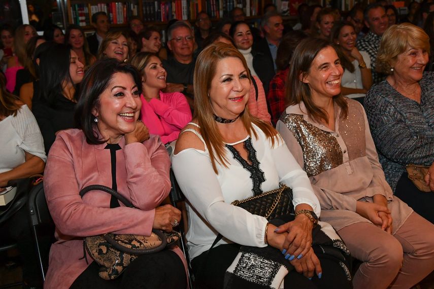 Así se divierte el público en la presentación de Una reina sin medidas, de Paula Arcila.&nbsp;