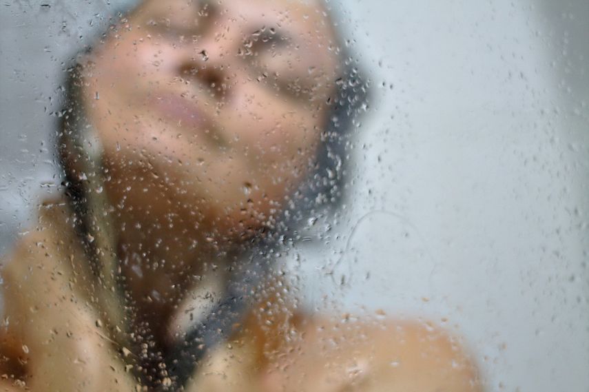 Por qué el agua caliente se calienta peligrosamente durante la ducha?