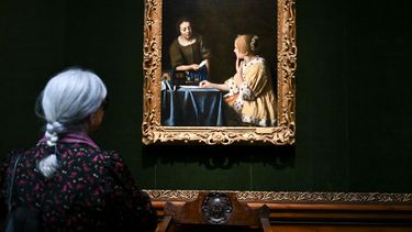 Una persona observa Amante y criada de Jan Vermeer durante la presentación de prensa de la Colección Frick el 25 de marzo de 2025 en la ciudad de Nueva York.&nbsp;