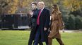 En esta foto de archivo del 26 de noviembre de 2019, el presidente Donald Trump, la primera dama Melania Trump y Barron, el hijo de ambos, cruzan el jardín sur de la Casa Blanca, Washington. Trump criticó el martes 24 de diciembre de 2019 a la presidenta de la Cámara de Representantes, Nancy Pelosi, por mantener en el limbo el juicio político en su contra. 