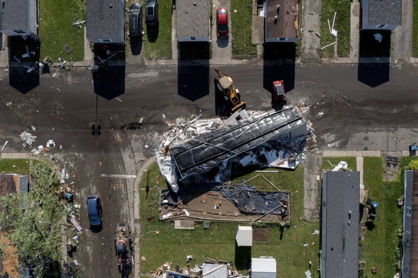 Una casa rodante dañada por una tormenta se ve en la calle en el estacionamiento de casas rodantes Pavilion Estates, al este de Kalamazoo, Michigan, el miércoles 8 de mayo de 2024. Un tornado recorrió la zona la noche del 7 de mayo.&nbsp;