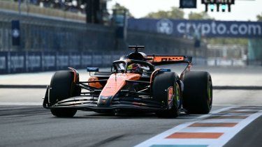 El piloto australiano Oscar Piastri, de McLaren, conduce en las pruebas clasificatorias previas al Gran Premio de Miami, el 2 de mayo de 2025.