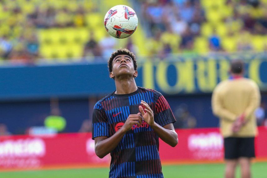 El jugador del Barcelona Lamine Yamal controla un balón antes de un partido de la Liga frente al Villarreal, en el estadio de La Cerámica, en Villarreal, España, el 22 de septiembre de 2024.&nbsp;