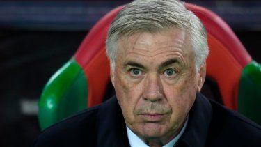 El técnico del Real Madrid, Carlo Ancelotti, desde la banca durante el partido contra Al Ahly por las semifinales del Mundial de Clubes, el miércoles 8 de febrero de 2023, en Rabat, Marruecos.