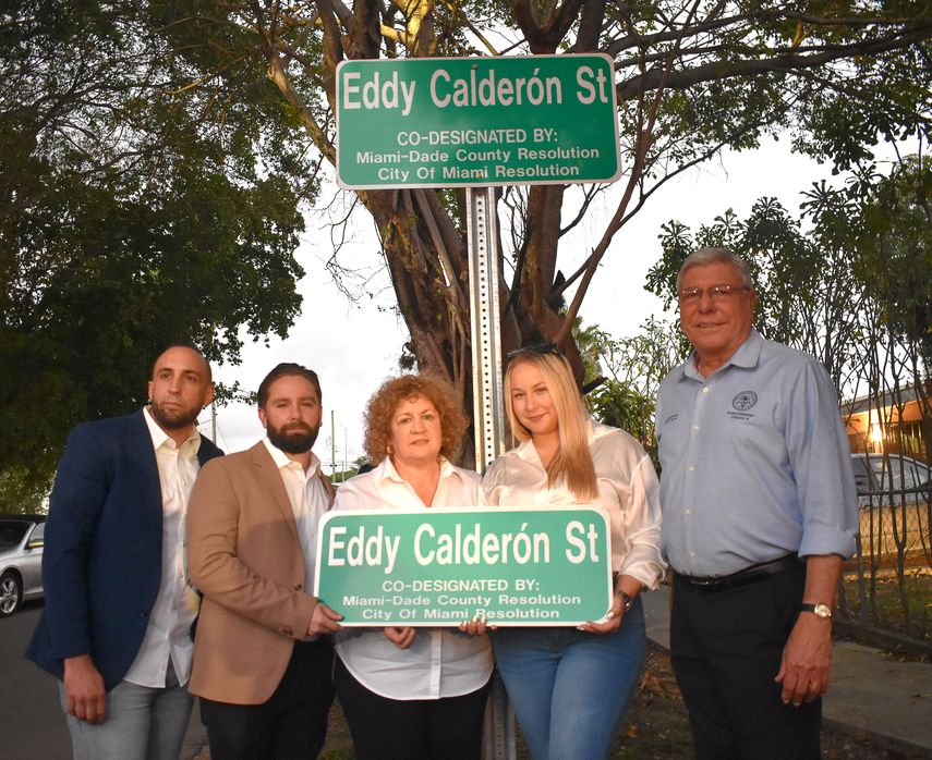 Familia de Eddy Calderón junto al comisionado Manolo Reyes.