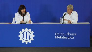 La vicepresidenta de Argentina, Cristina Fernández, a la izquierda, habla sentada junto a Abel Furlan, secretario del Sindicato de Trabajadores Metalúrgicos, en una reunión organizada por la Unión de Trabajadores Metalúrgicos, en Pilar, Argentina, el viernes 4 de noviembre de 2022