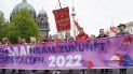 La ministra federal de Asuntos Familiares, Lisa Paus, cuarta por la derecha, y la alcaldesa de Berlín, Franziska Giffey, en el centro, sostienen una pancarta en alemán que dice demos forma al país juntos en la principal marcha del 1 de mayo de la Federación Alemana del Trabajo (DGB) en Berlín, el domingo 1 de mayo de 2022.   