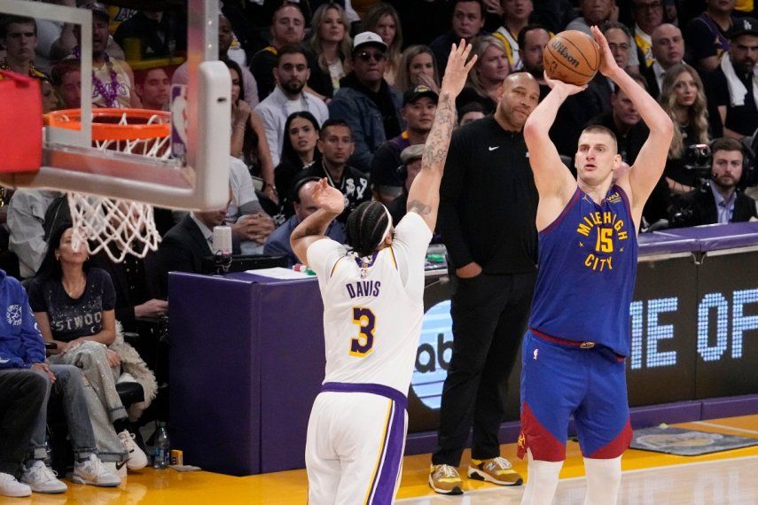 El serbio Nikola Jokic, de los Nuggets de Denver, dispara frente a Anthony Davis, de los Lakers de Los Ángeles, en el tercer partido de la final de la Conferencia Oeste, el sábado 20 de mayo de 2023&nbsp;