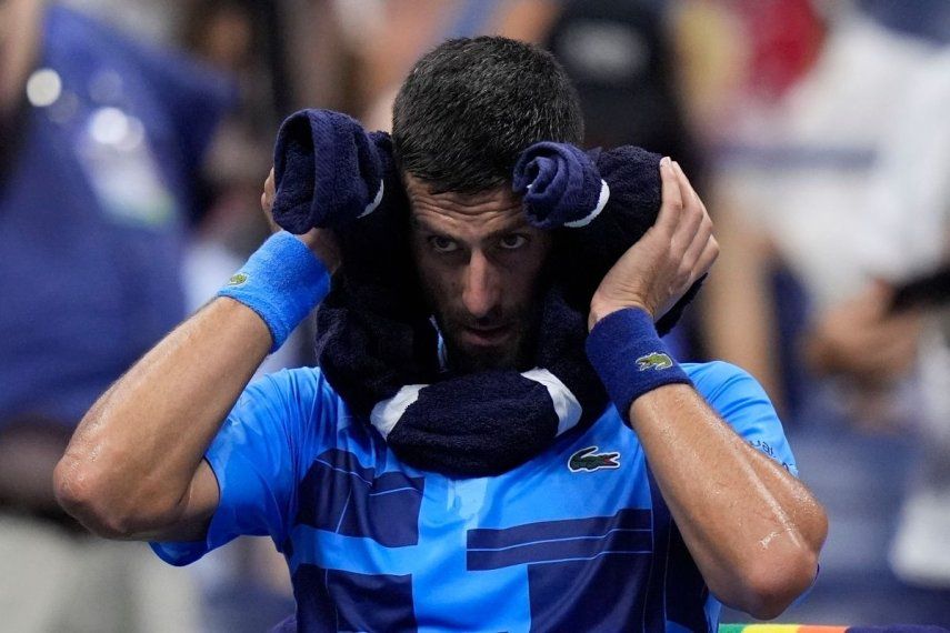Novak Djokovic se refresca durante el partido contra Laslo Djere por la segunda ronda del Abierto de Estados Unidos, el miércoles 28 de agosto de 2024, en Nueva York.