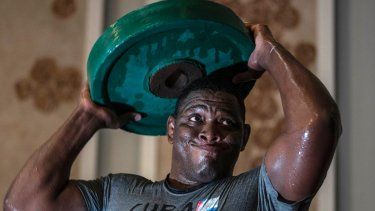 El luchador cubano Mijaín López alza pesas durante un entrenamiento en Varadero, Cuba, el 3 de abril de 2024. López irá a los Juegos de París en busca de una quinta medalla olímpico de oro.&nbsp;