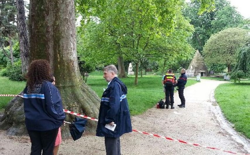 Autoridades francesas en el Parque #Monceau de París, donde hubo varios heridos por la caída de un rayo. (TWITTER/@ProtecCivilMex)