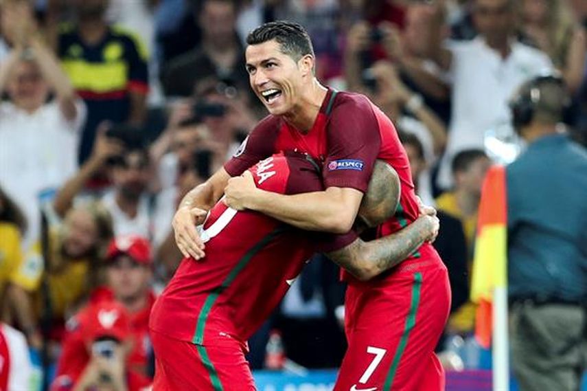 Cristiano Ronaldo (derecha) celebra con Quaresma la victoria contra los polacos. (EFE)
