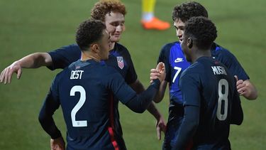 El defensor de Estados Unidos Sergino Dest celebra tras anotar el 1-0 durante el partido amistoso de preparación de la Copa Mundial de la FIFA Catar 2022 de EEUUs contra Jamaica en Wiener Neustadt, Austria, el 25 de marzo de 2021.