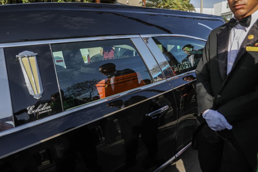 El coche fúnebre que transportaba el féretro del fallecido escritor peruano Mario Vargas Llosa salió de su apartamento rumbo al crematorio de Lima el 14 de abril de 2025.