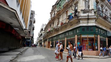 Varias personas caminan por una calle de La Habana, Cuba, el 26 de abril de 2019.