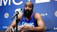James Harden responde a preguntas de los reporteros durante la conferencia de prensa de su presentación con los Clippers de Los Ángeles en las instalaciones del equipo el jueves 2 de noviembre del 2023.&nbsp;