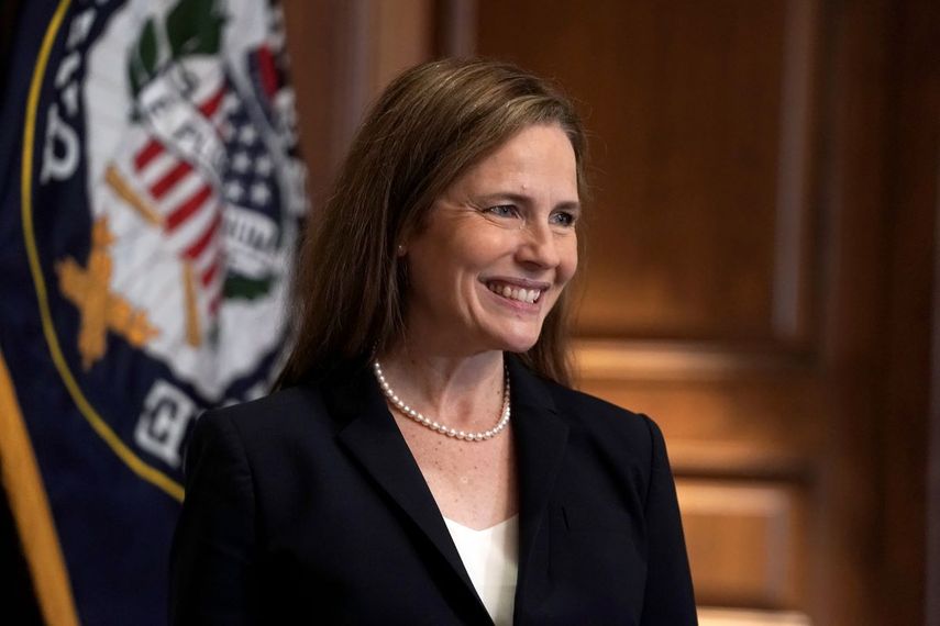 La jueza Amy Coney Barrett, propuesta para la Corte Suprema, se reúne con la senadora republicana Martha McSally el miércoles 21 de octubre de 2020 en el Capitolio, en Washington.&nbsp;