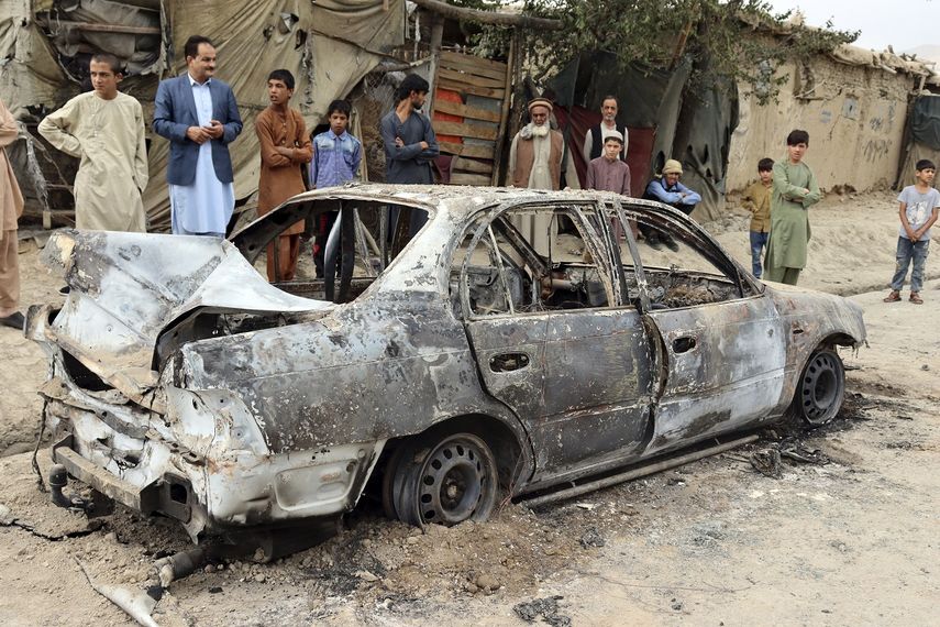 Gente mirando un vehículo dañado por un ataque con un cohete en Kabul, Afganistán, el lunes 30 de agosto de 2021. Varios cohetes golpearon un vecindario cerca del aeropuerto internacional de Kabul durante la retirada de Estados Unidos.&nbsp;