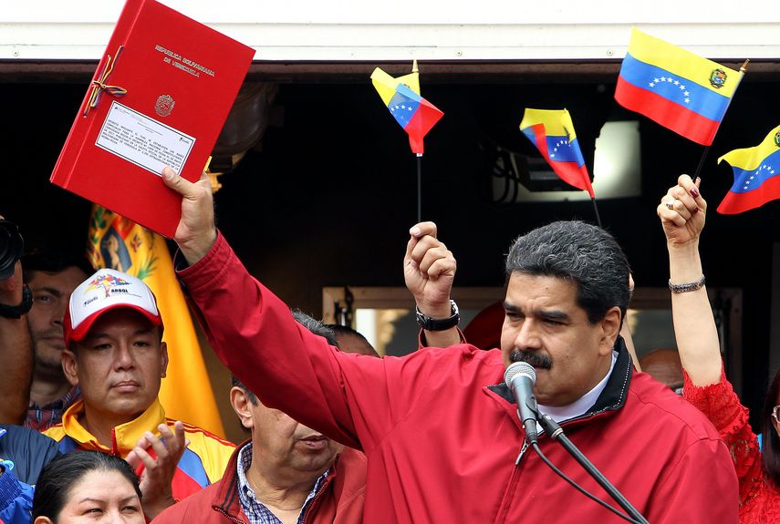 El presidente de&nbsp;Venezuela, Nicolás Maduro, muestra el decreto con la propuesta de constituyentes durante un acto oficial hoy, martes 23 de mayo.