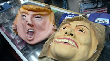 Fotografía de máscaras de hule con la imagen de los candidatos presidenciales Donald Trump y Hillary Clinton, en la Casa de los Trucos, en Miami