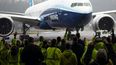 Empleados de Boeing celebran la construcción de una aeronave 777X.