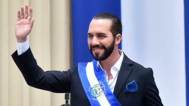 En esta foto de archivo, el presidente de Salvador, Nayib Bukele, saluda junto con su esposa Gabriela Rodríguez (fuera de cuadro), durante su ceremonia de toma de posesión en la Plaza Gerardo Barrios frente al Palacio Nacional en el centro de San Salvador.