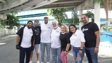 Jean Carlos Cruz (izq.) y Jesús Gómez Linares (centro), junto a un equipo de voluntarios de la Fundación Cortando Fronteras.