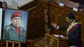 Junto a una foto de su predecesor, el difunto Hugo Chávez, el dictador del régimen de Venezuela, Nicolás Maduro, da su discurso anual a la nación ante miembros de la Asamblea Constituyente en los terrenos de la Asamblea Nacional en Caracas, Venezuela, el martes 14 de enero de 2020.