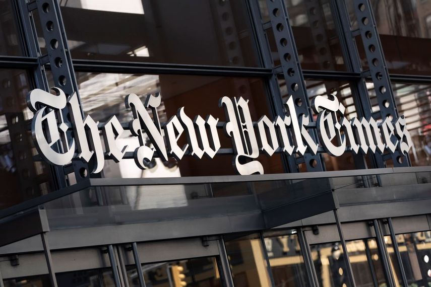 Letrero del The New York Times en la entrada del edificio del periódico.