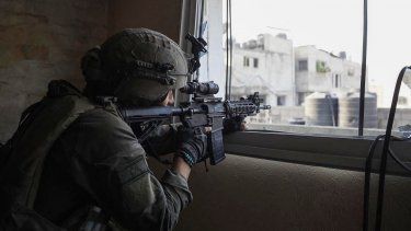 Soldado israelí toma posición durante las operaciones en la Franja de Gaza, en medio de continuas batallas entre Israel y el grupo terrorista Hamás.