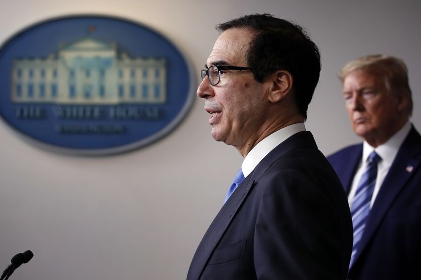 En esta imagen del 21 de abril de 2020, el presidente Donald Trump escucha al secretario del Tesoro Steven Mnuchin en la Sala de Prensa James Brady de la Casa Blanca, en Washington.