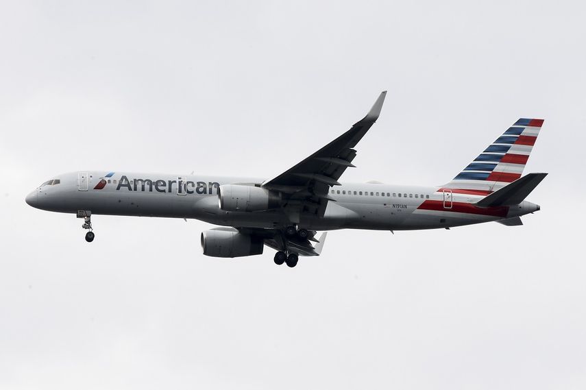 En esta fotografía de archivo del 7 de noviembre de 2019, un jet de American Airlines se aproxima al aeropuerto internacional en Filadelfia.