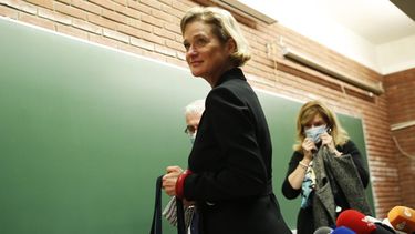 La artista y escultora belga Delphine Boel sale tras una conferencia de prensa en Bruselas el lunes 5 de octubre de 2020. Boel fue reconocida como la princesa belga Delphine de Saxe-Coburg tras un esc&aacute;ndalo de paternidad de dos d&eacute;cadas, pero ella prefiere que la sigan viendo como artista y no realeza.
