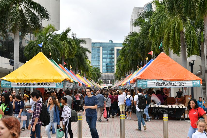 Miles de personas asisten a la Feria del Libro de Miami.