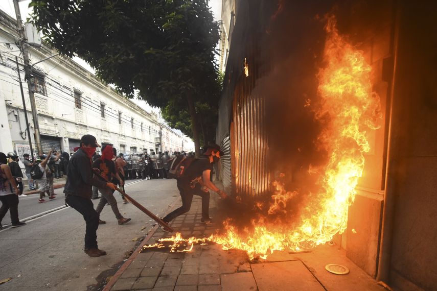 Manifestantes incendiaron parte del edificio del Congreso durante una protesta exigiendo la renuncia del presidente guatemalteco Alejandro Giammattei