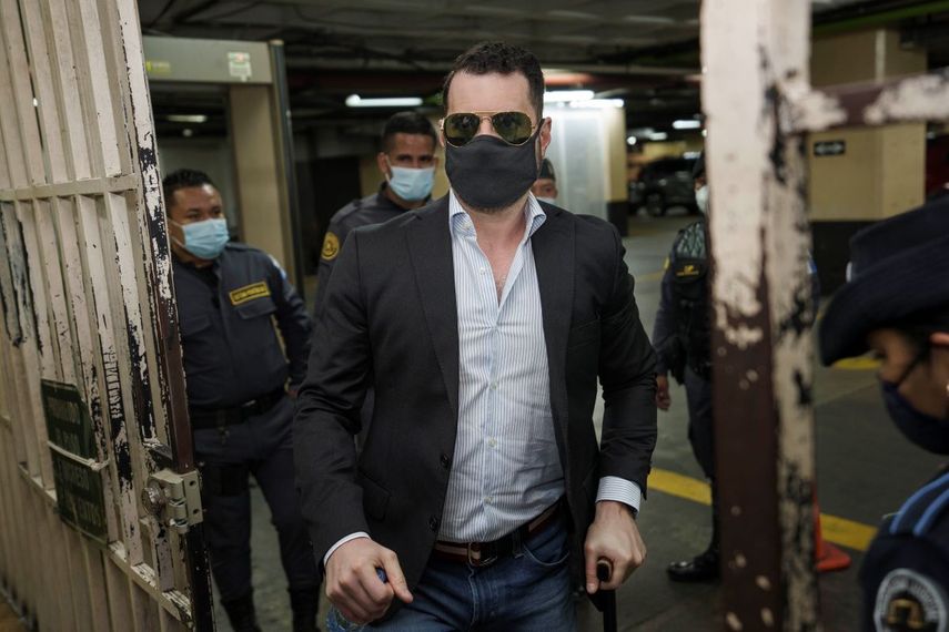 Ricardo Martinelli Linares, hijo del expresidente de Panamá Ricardo Martinelli, llega a la corte para una audiencia en la Ciudad de Guatemala, el 8 de noviembre de 2021.&nbsp;