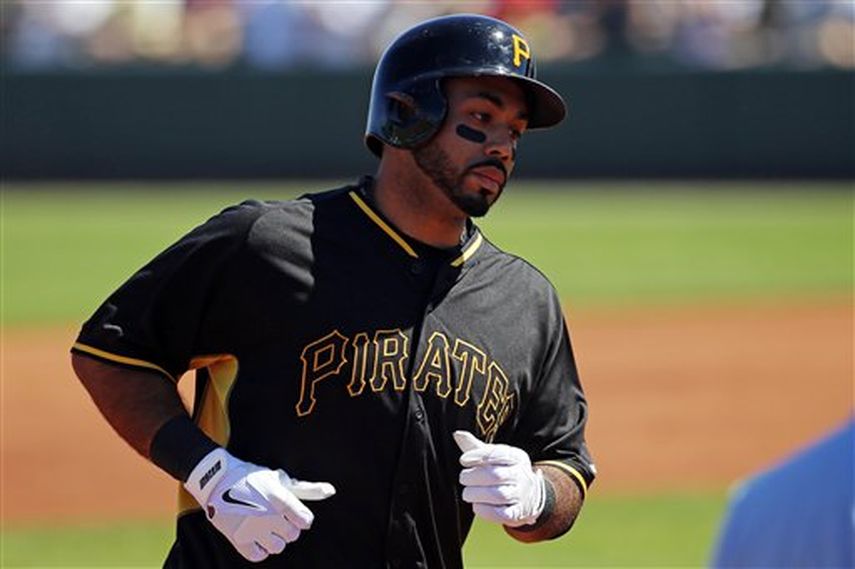 El dominicano Pedro Alvarez, de los Piratas de Pittsburgh, recorre las bases tras conectar un jonrón de dos carreras frente a los Medias Rojas de Boston en un juego de pretemporada
