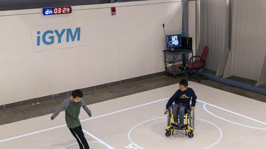 En esta foto del 17 de noviembre provista por la Universidad de Michigan, los hermanos Darren Kreps, izquierda, y Bryan Kreps juegan un deporte basado en el f&uacute;tbol y el air hockey utilizando el sistema iGYM creado por la universidad, en Ann Arbor, Michogan, EEUU.&nbsp;