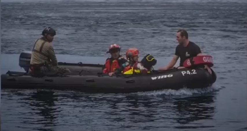 Perra socorrista ayuda a salvar vidas en el mar